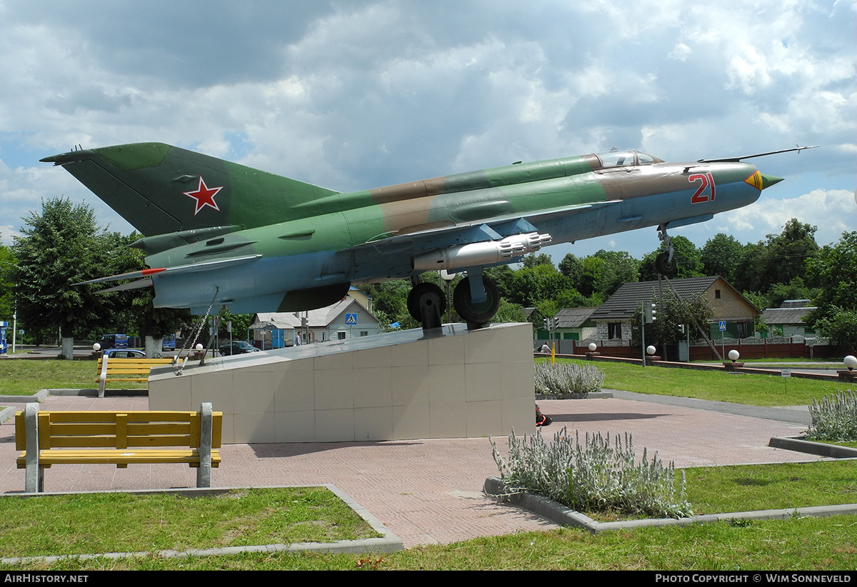Aircraft Photo of 21 red | Mikoyan-Gurevich MiG-21S | Soviet Union - Air Force | AirHistory.net #773107