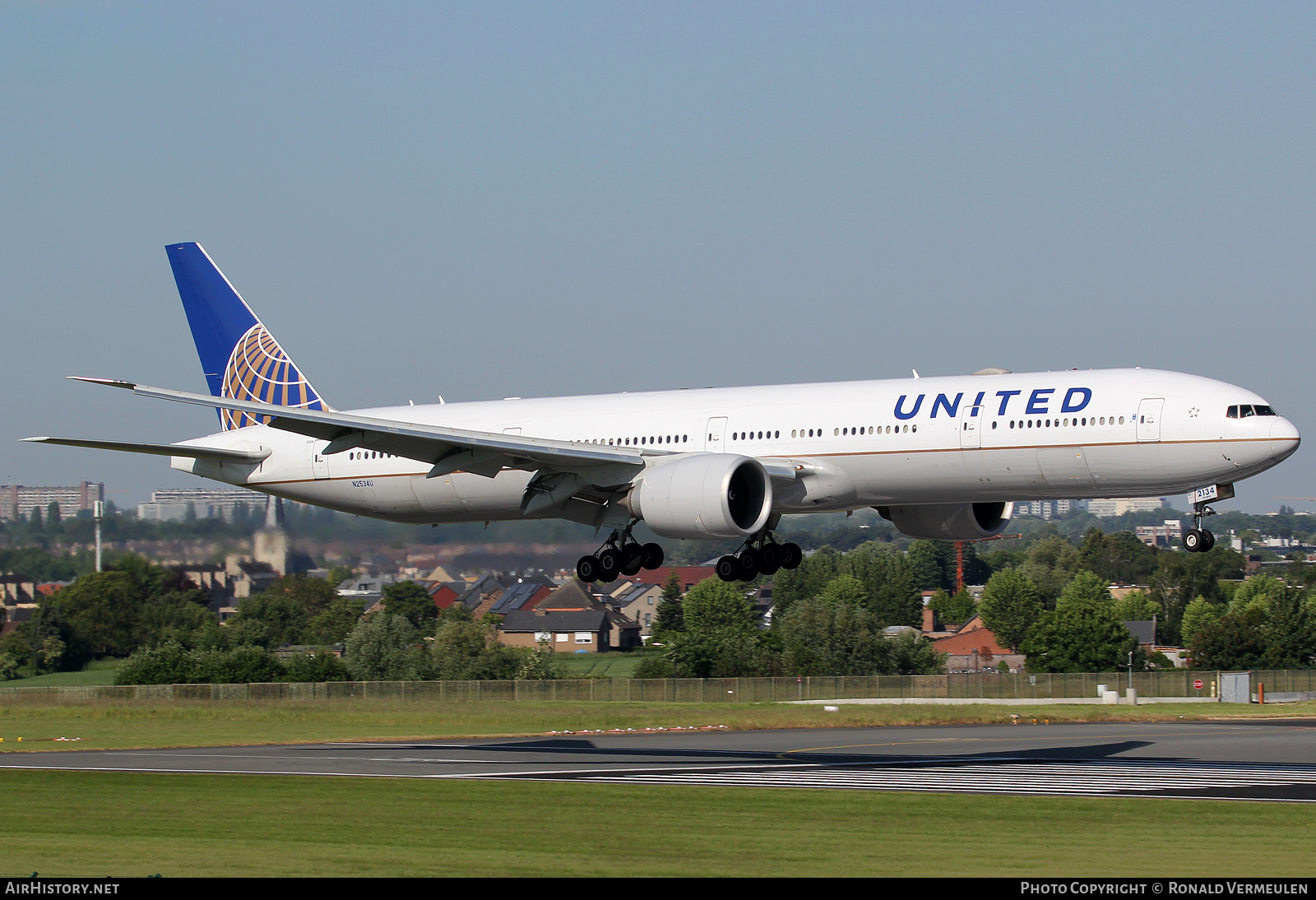 Aircraft Photo of N2534U | Boeing 777-300/ER | United Airlines | AirHistory.net #773404