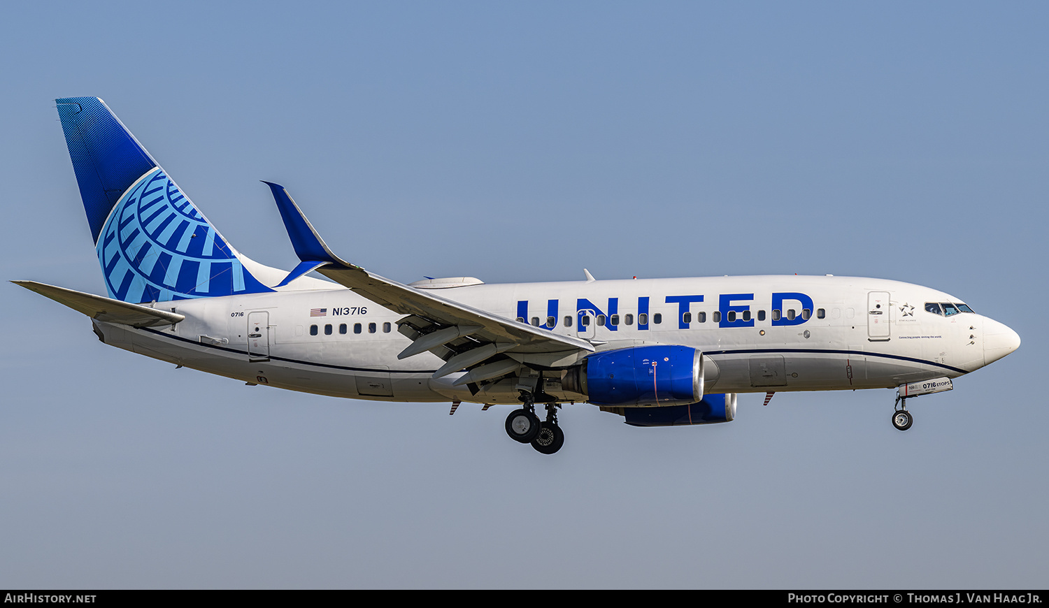 Aircraft Photo of N13716 | Boeing 737-724 | United Airlines | AirHistory.net #773473