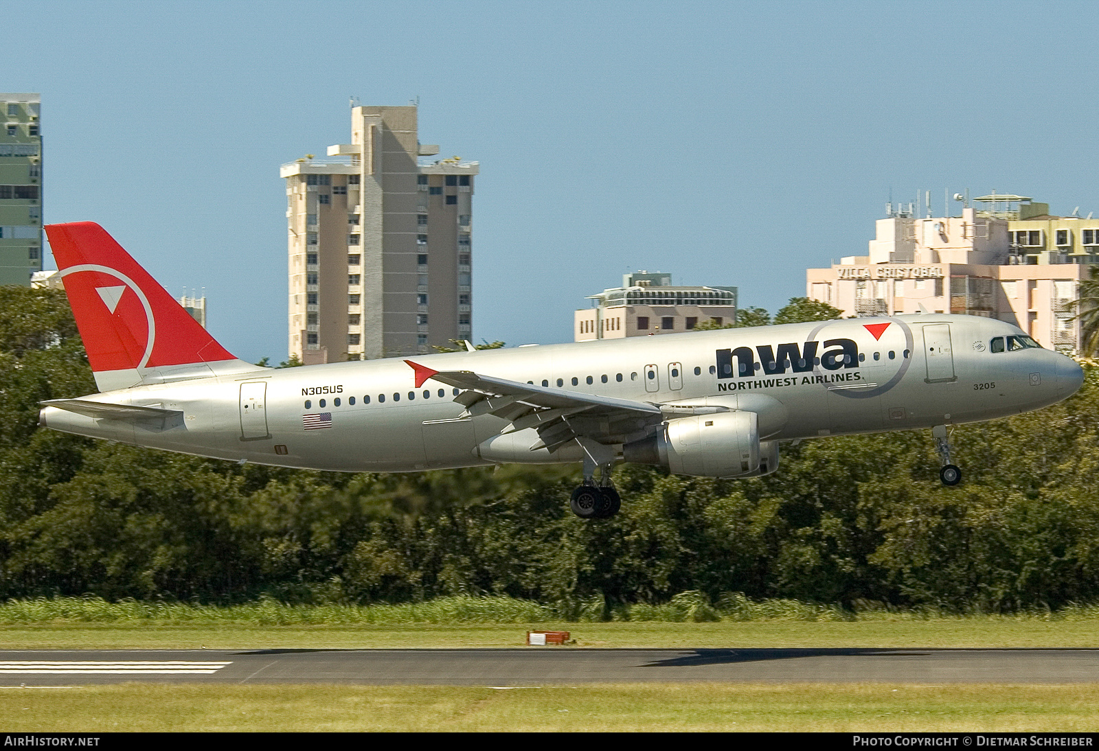Aircraft Photo of N305US | Airbus A320-211 | Northwest Airlines | AirHistory.net #773903