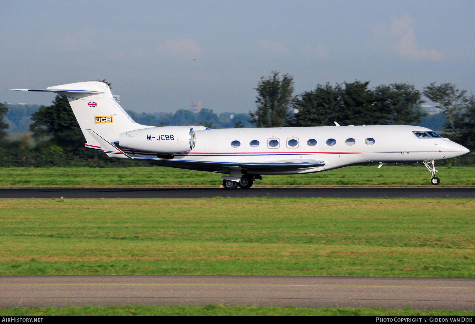 Aircraft Photo of M-JCBB | Gulfstream Aerospace G650 (G-VI) | JCB - J.C. Bamford Excavators | AirHistory.net #775117