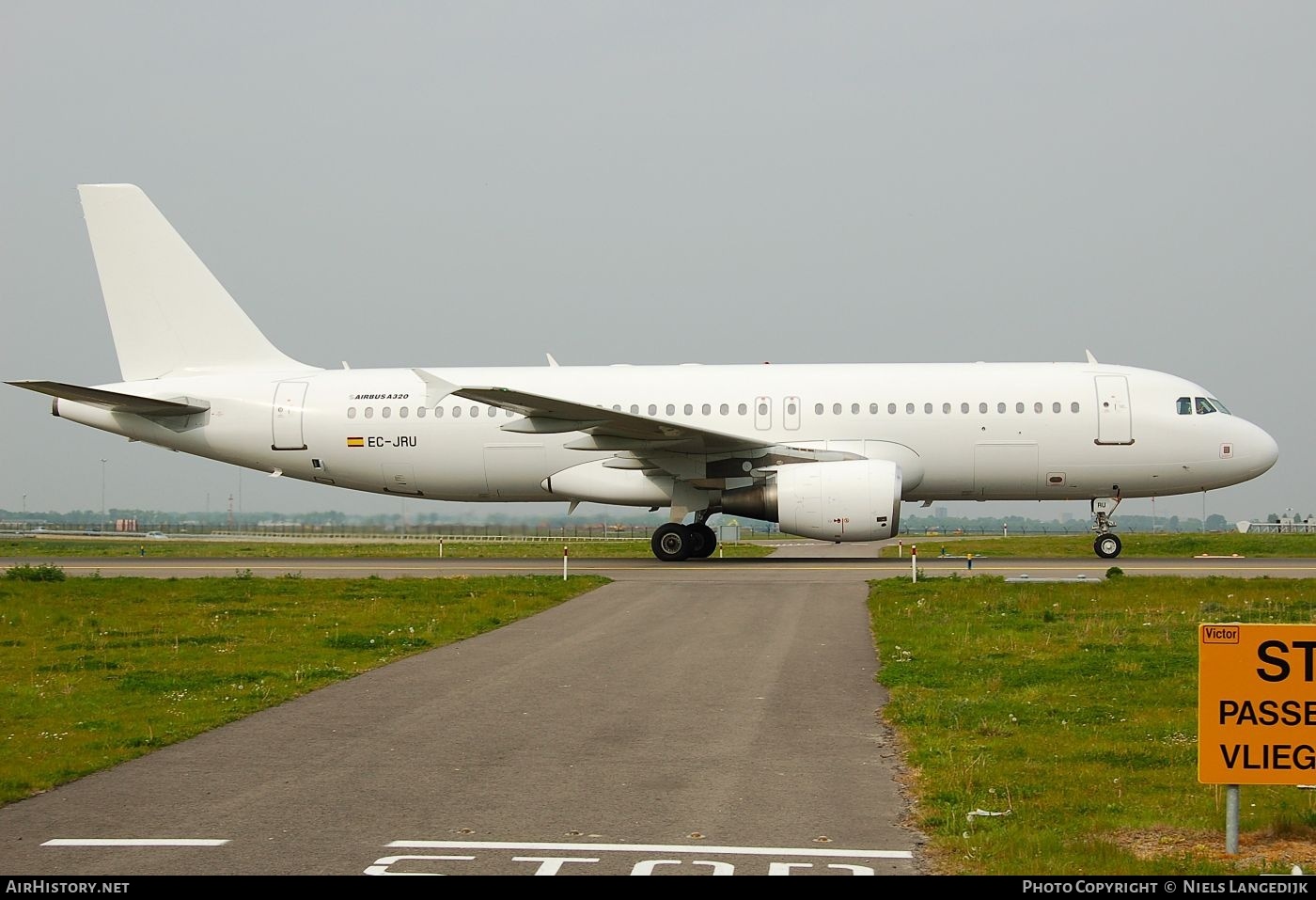 Aircraft Photo of EC-JRU | Airbus A320-214 | ArkeFly | AirHistory.net #776205