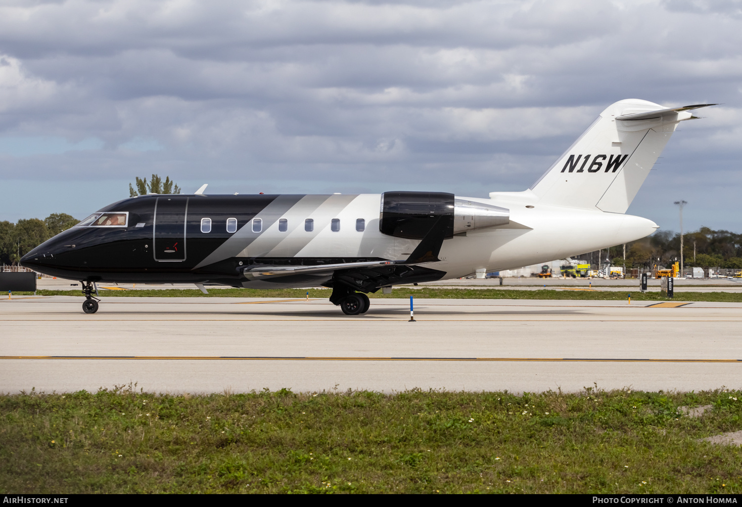 Aircraft Photo of N16W | Bombardier Challenger 605 (CL-600-2B16) | AirHistory.net #776437