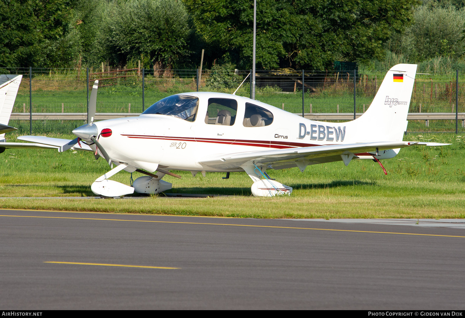 Aircraft Photo of D-EBEW | Cirrus SR-20 G1 | Hanseatischer Fliegerclub Berlin | AirHistory.net #776727