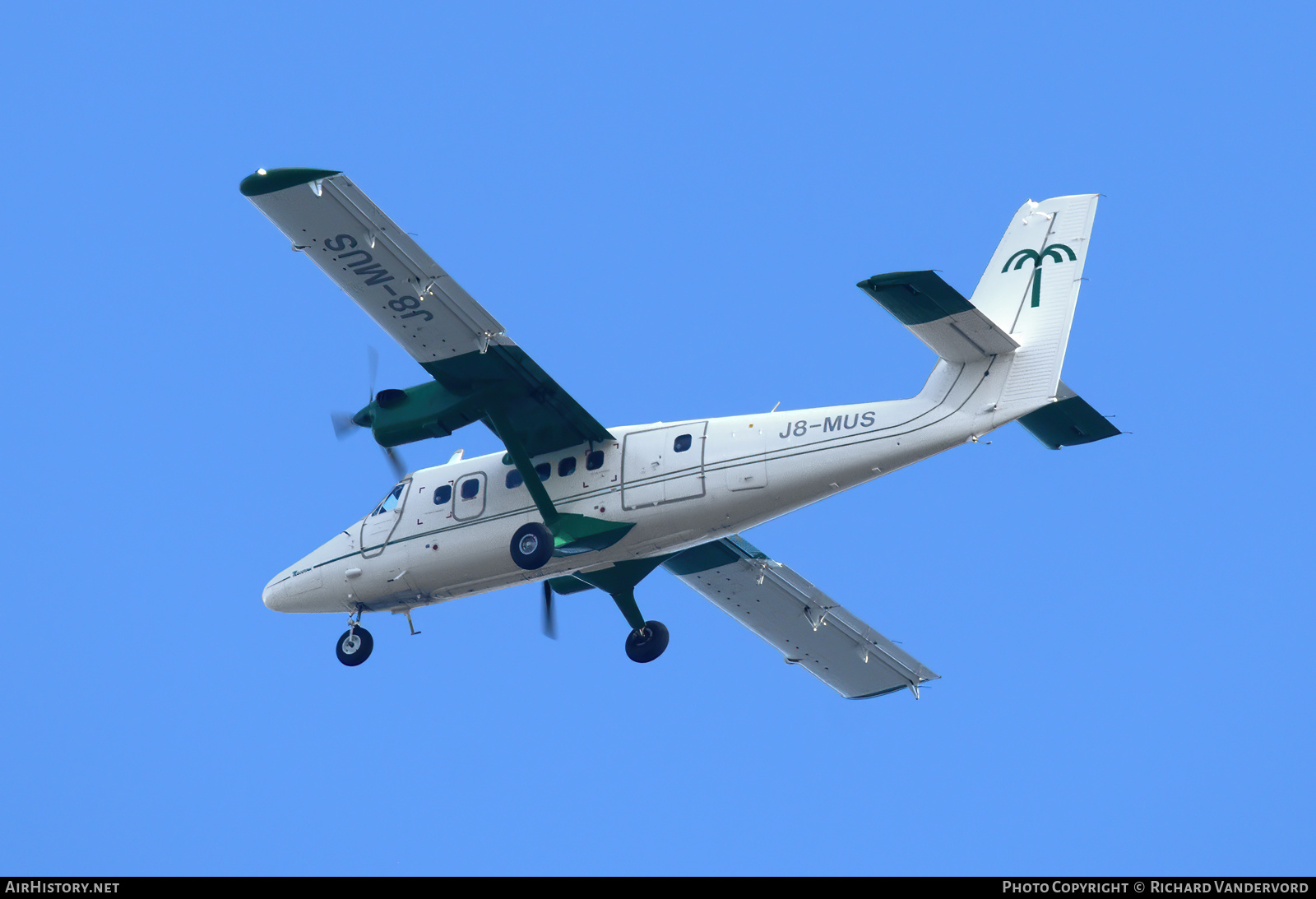 Aircraft Photo of J8-MUS | De Havilland Canada DHC-6-300 Twin Otter | Air Adelphi | AirHistory.net #777648