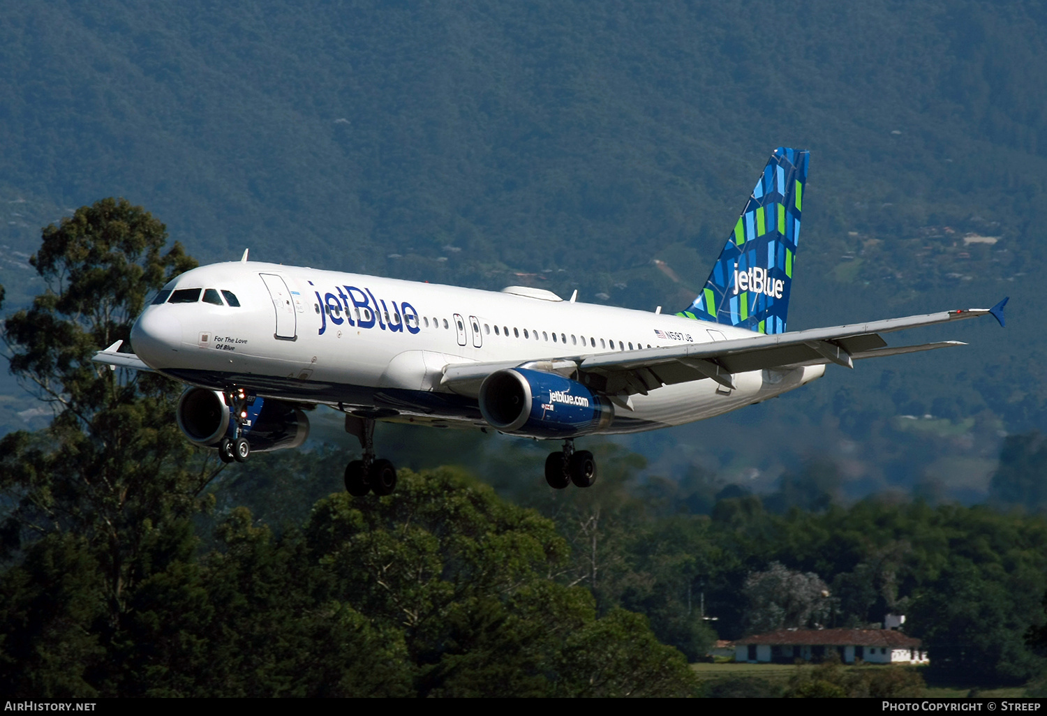Aircraft Photo of N597JB | Airbus A320-232 | JetBlue Airways | AirHistory.net #778816