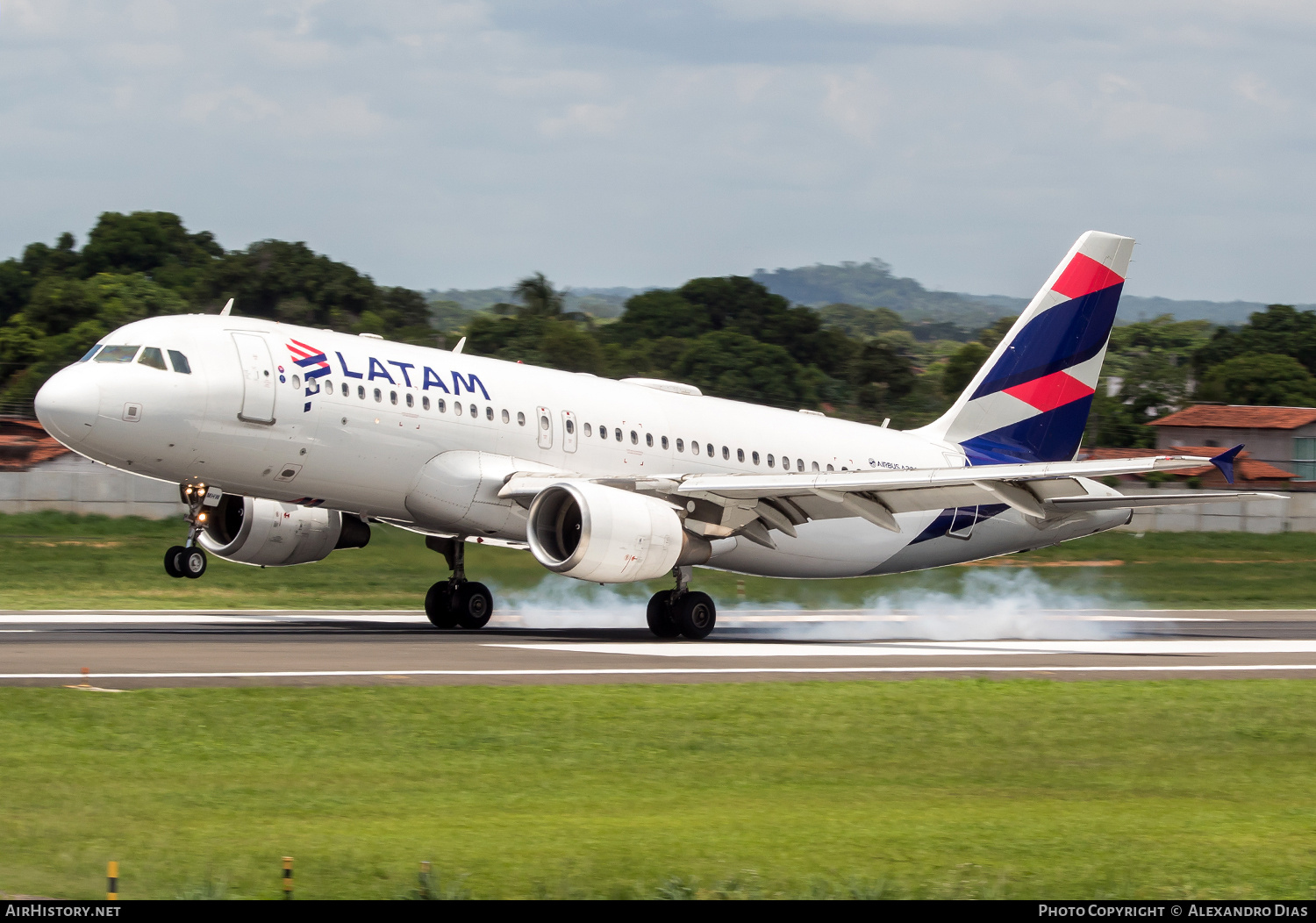 Aircraft Photo of PR-MHW | Airbus A320-214 | LATAM Airlines | AirHistory.net #778850
