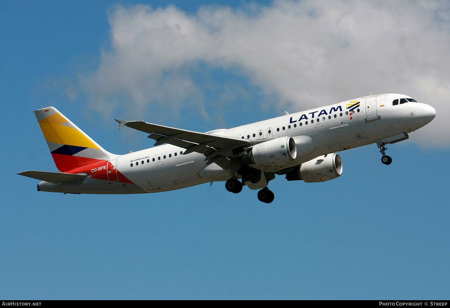 Aircraft Photo of CC-BFE | Airbus A320-214 | LATAM Airlines | AirHistory.net #778875