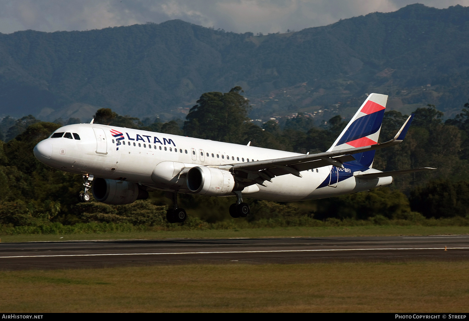 Aircraft Photo of CC-BFI | Airbus A320-214 | LATAM Airlines | AirHistory.net #778887