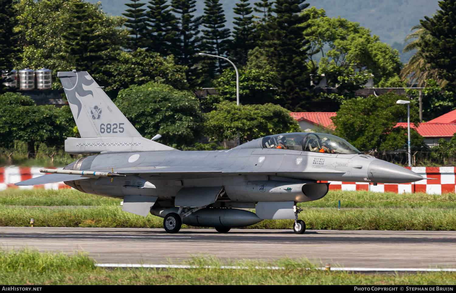 Aircraft Photo of 6825 | General Dynamics F-16B Fighting Falcon | Taiwan - Air Force | AirHistory.net #779572