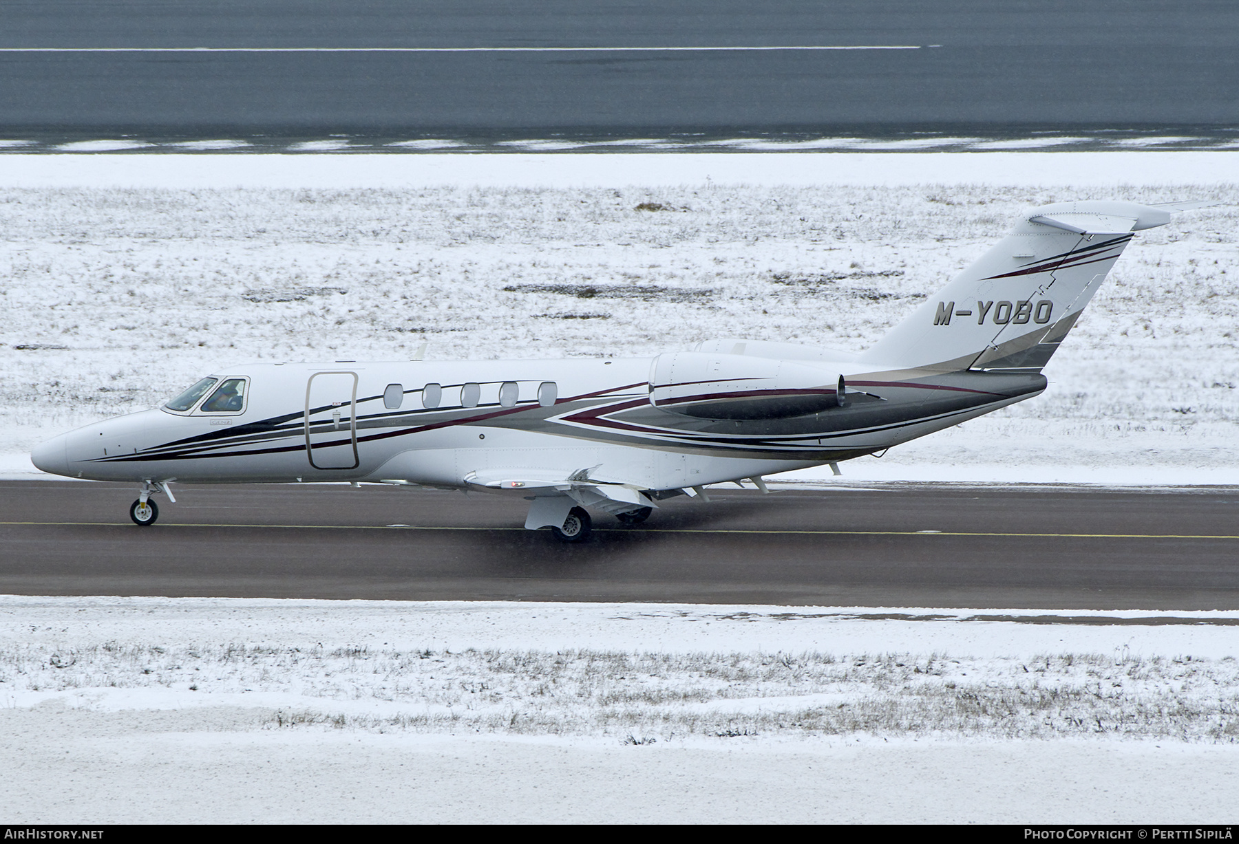 Aircraft Photo of M-YOBO | Cessna 525C CitationJet CJ4 | AirHistory.net #779645