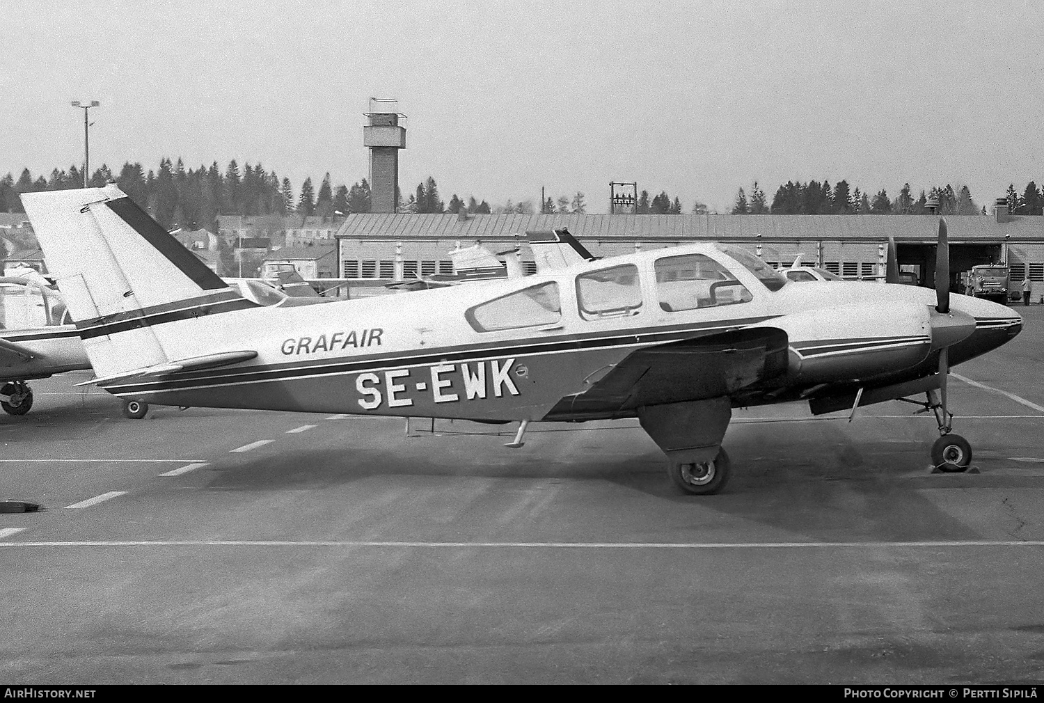 Aircraft Photo of SE-EWK | Beech B55 Baron (95-B55) | Grafair | AirHistory.net #781039