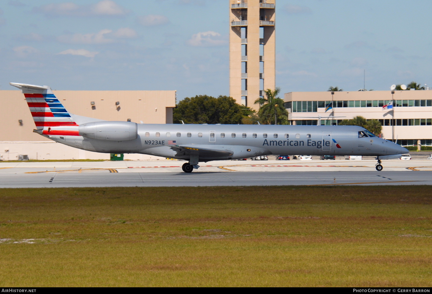 Aircraft Photo of N923AE | Embraer ERJ-145LR (EMB-145LR) | American Eagle | AirHistory.net #781149