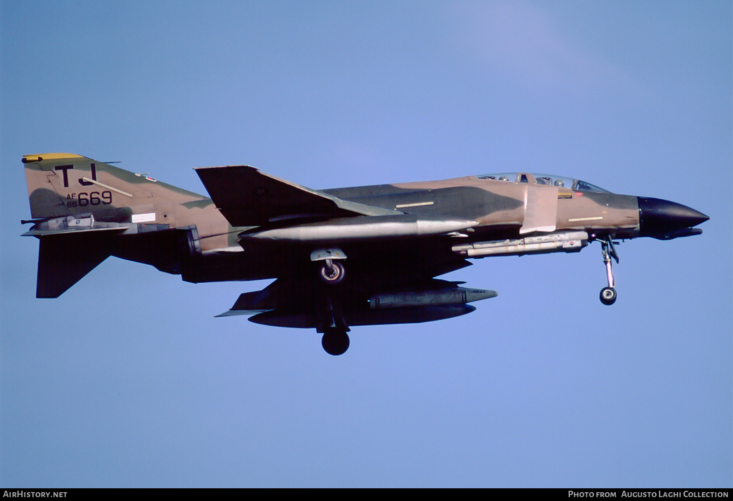 Aircraft Photo of 66-7669 / AF66-669 | McDonnell Douglas F-4D Phantom II | USA - Air Force | AirHistory.net #781678