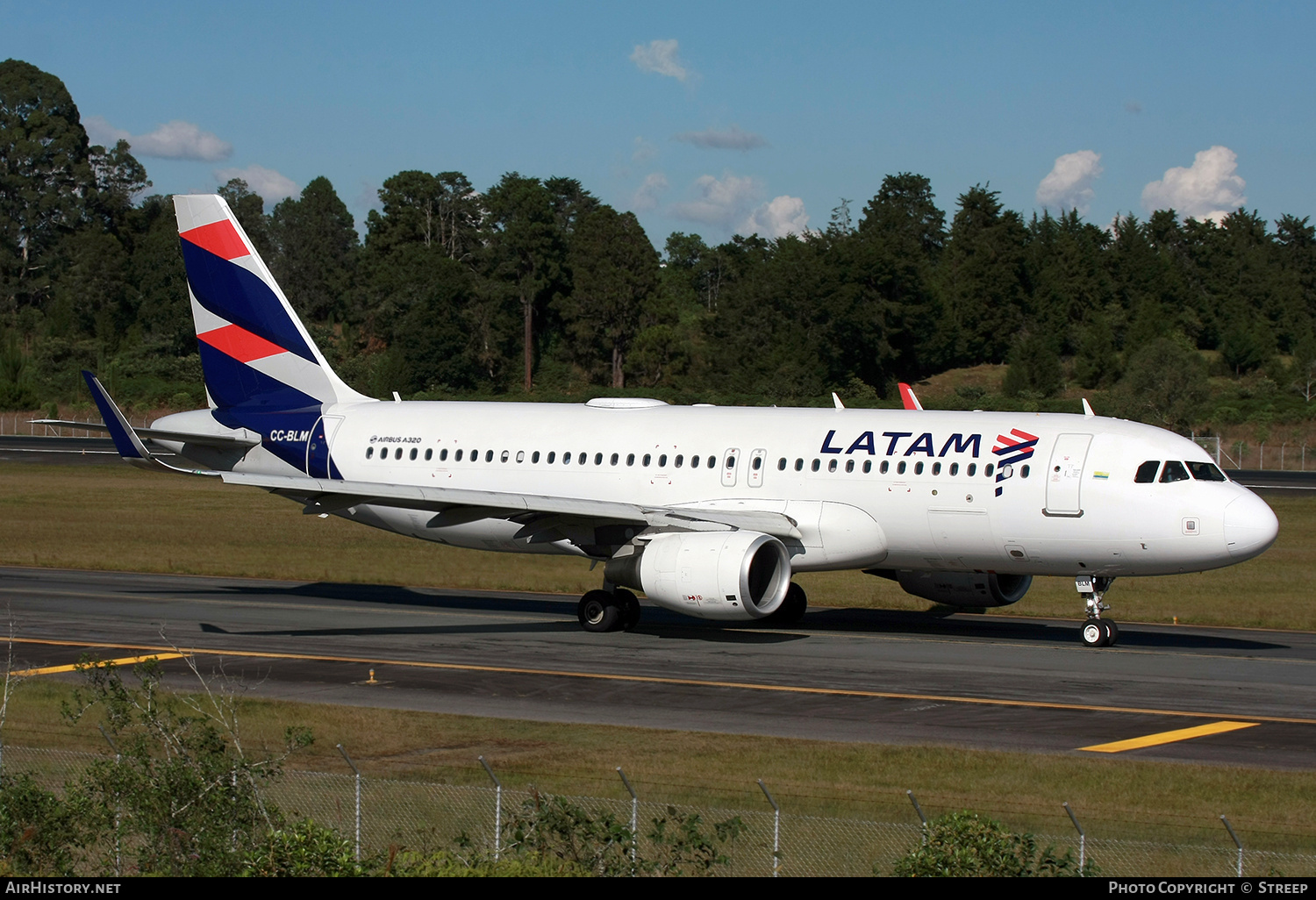 Aircraft Photo of CC-BLM | Airbus A320-214 | LATAM Airlines | AirHistory.net #781813