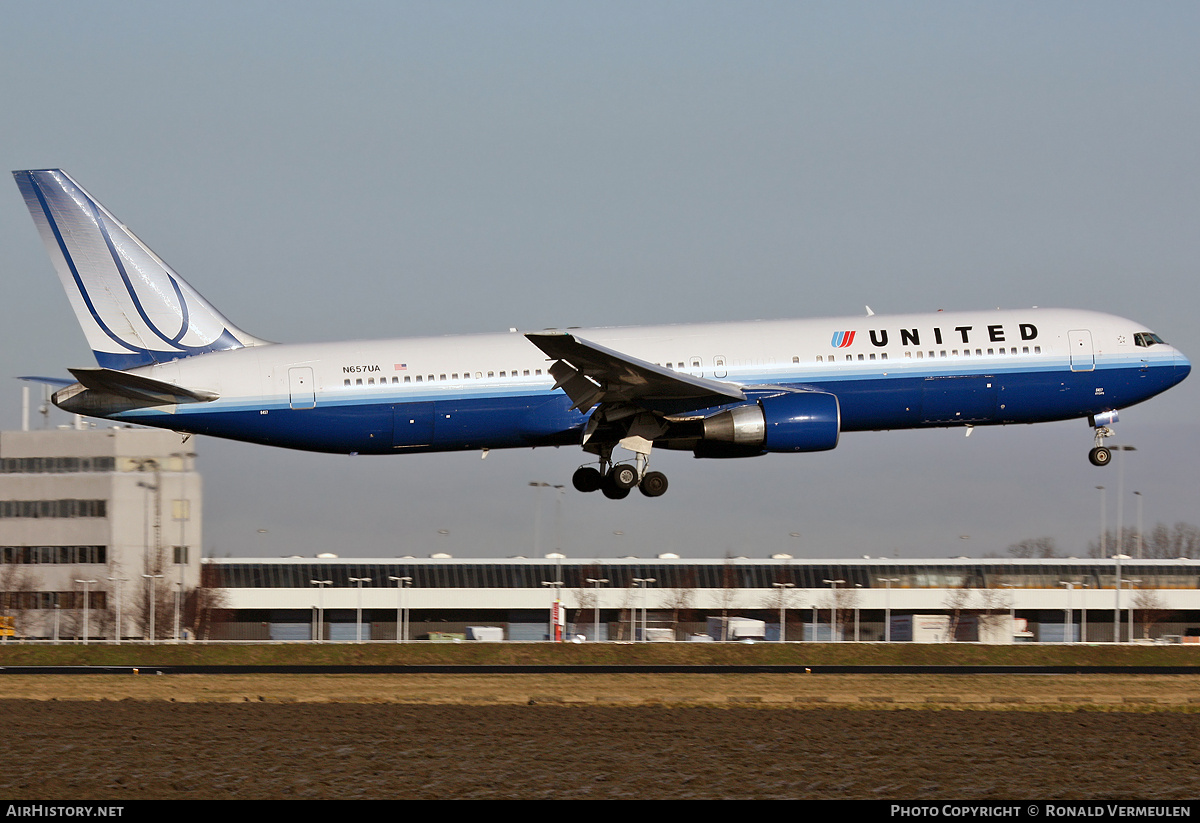 Aircraft Photo of N657UA | Boeing 767-322/ER | United Airlines | AirHistory.net #782637