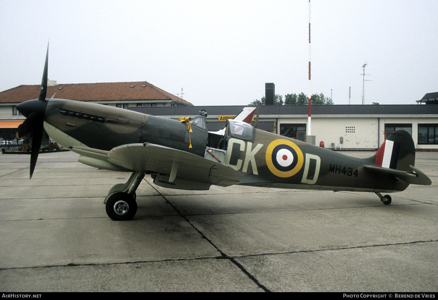 Aircraft Photo of G-ASJV / MH434 | Supermarine 361 Spitfire LF9B | UK - Air Force | AirHistory.net #783409