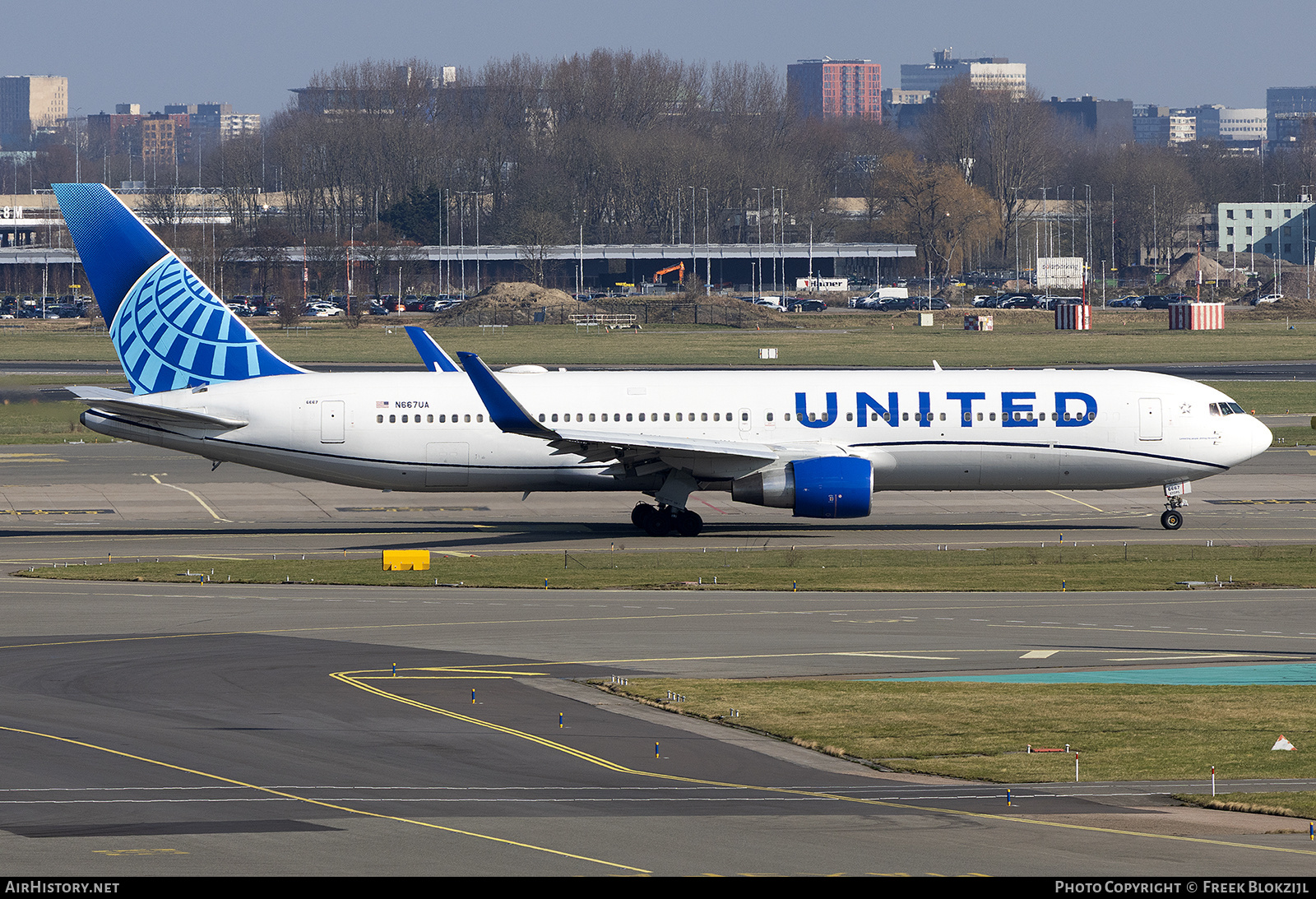 Aircraft Photo of N667UA | Boeing 767-322/ER | United Airlines | AirHistory.net #785033