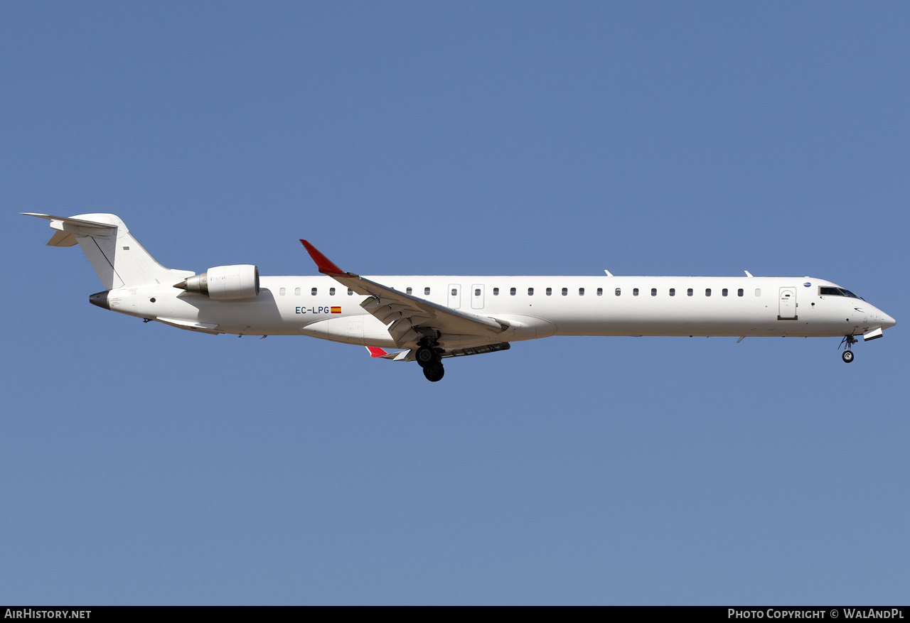 Aircraft Photo of EC-LPG | Bombardier CRJ-1000 (CL-600-2E25) | AirHistory.net #786231
