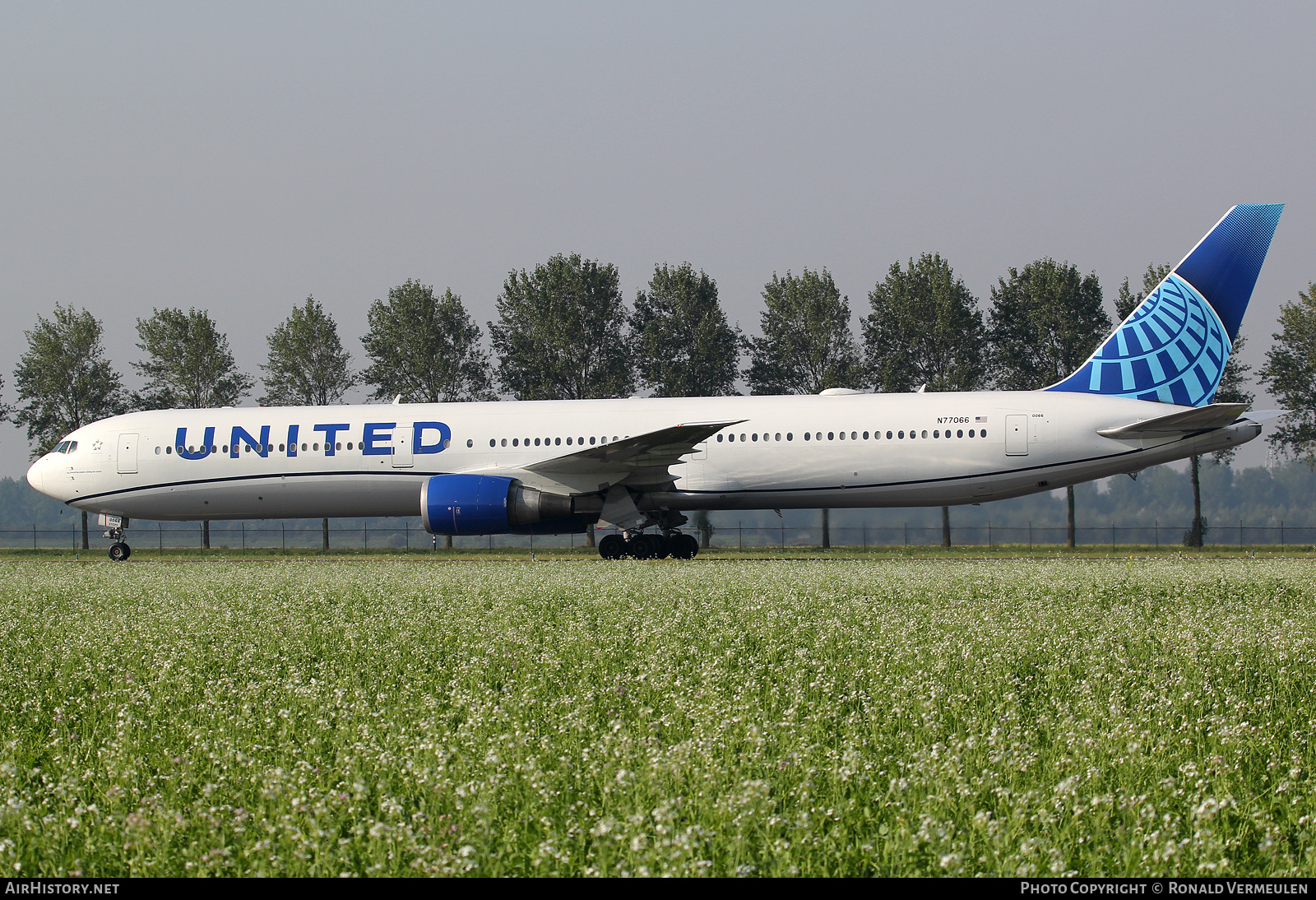 Aircraft Photo of N77066 | Boeing 767-424/ER | United Airlines | AirHistory.net #786411