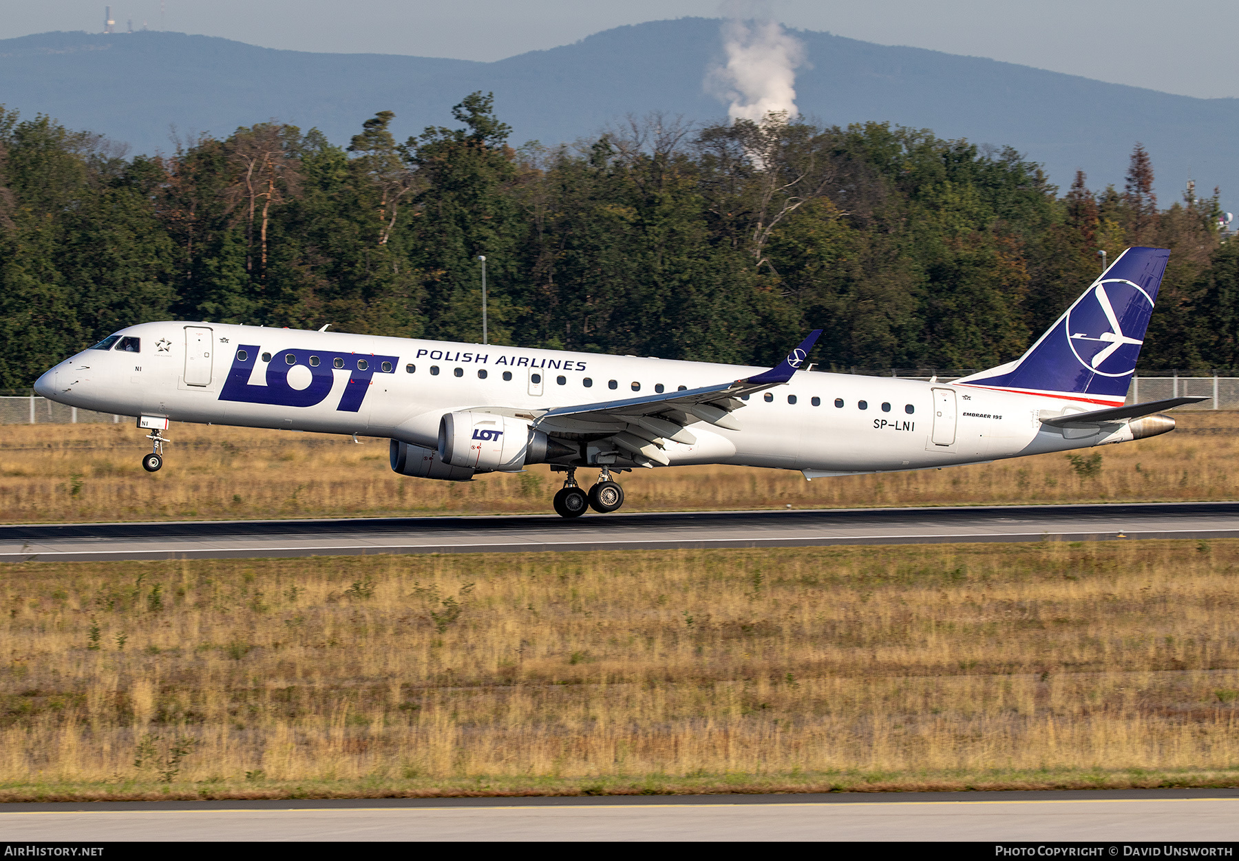 Aircraft Photo of SP-LNI | Embraer 195LR (ERJ-190-200LR) | LOT Polish Airlines - Polskie Linie Lotnicze | AirHistory.net #787605