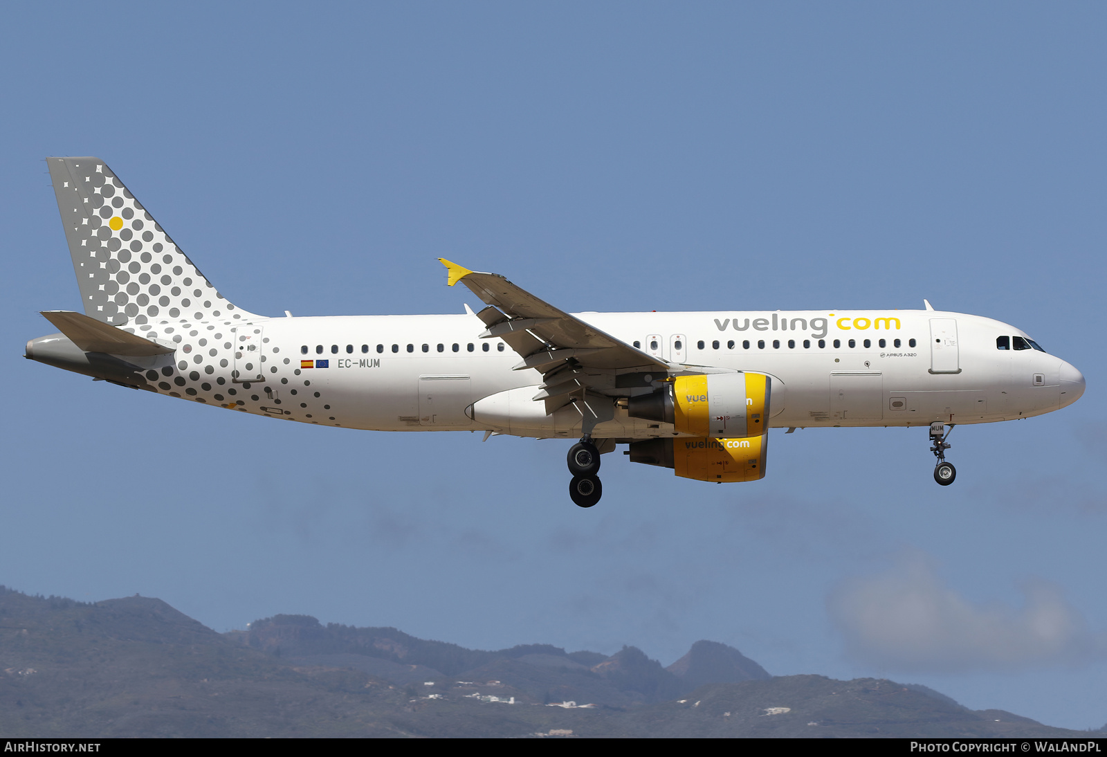 Aircraft Photo of EC-MUM | Airbus A320-214 | Vueling Airlines | AirHistory.net #788456