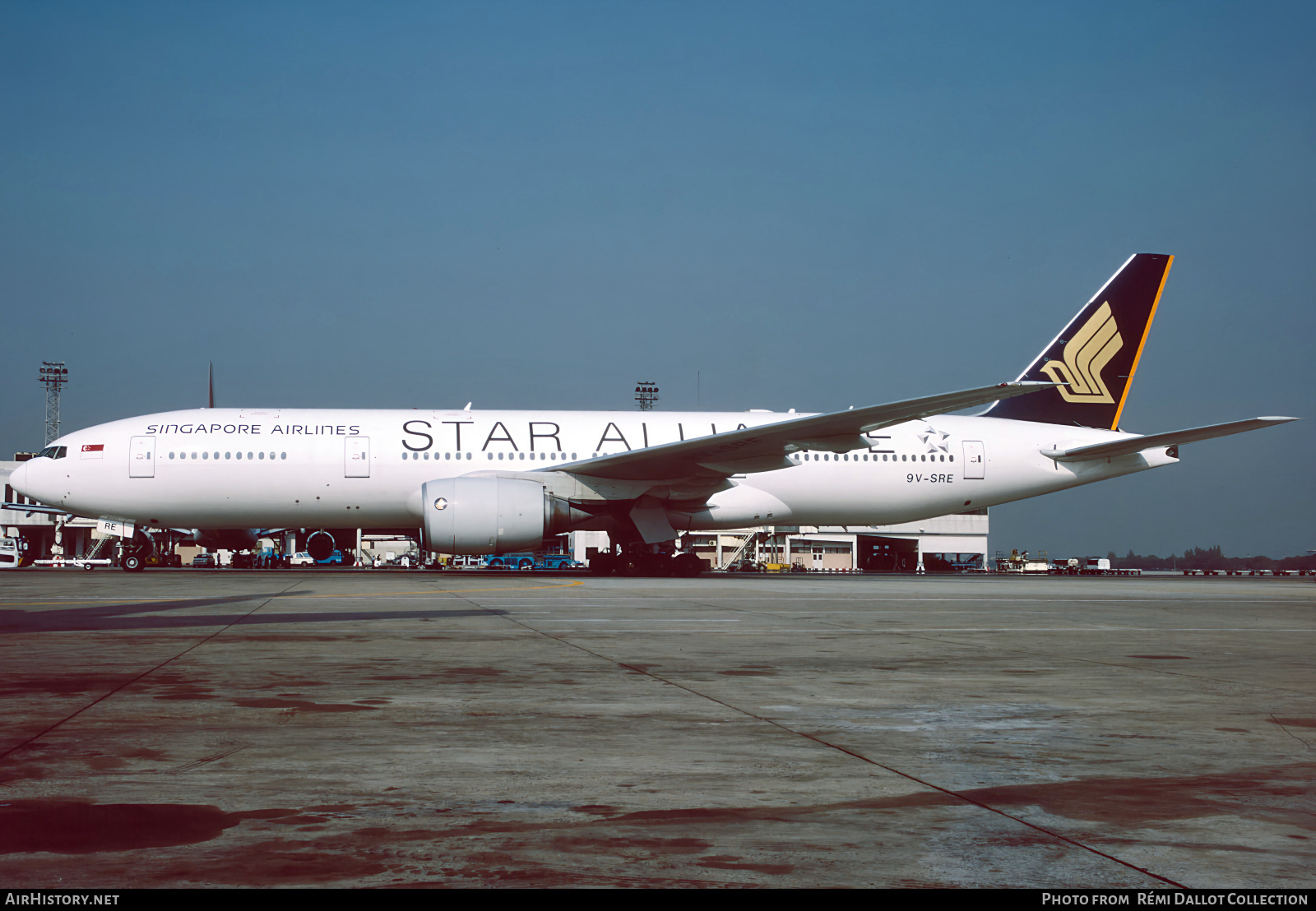 Aircraft Photo of 9V-SRE | Boeing 777-212/ER | Singapore Airlines | AirHistory.net #790132
