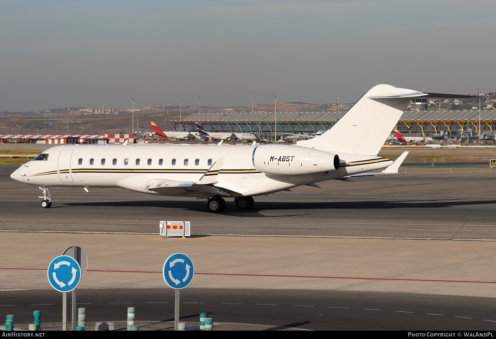 Aircraft Photo of M-ABST | Bombardier Global 6500 (BD-700-1A10) | AirHistory.net #792124
