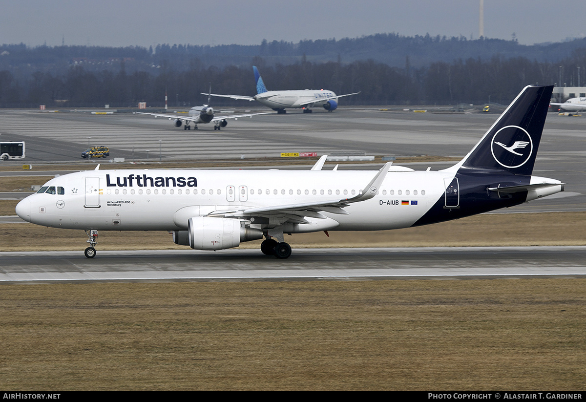 Aircraft Photo of D-AIUB | Airbus A320-214 | Lufthansa | AirHistory.net #792528