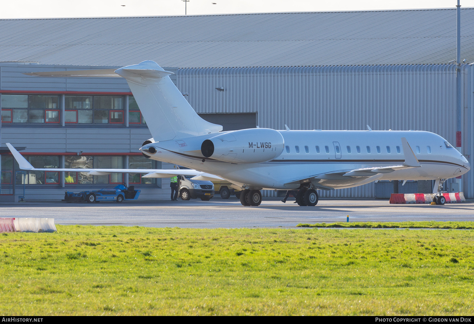 Aircraft Photo of M-LWSG | Bombardier Global 6000 (BD-700-1A10) | AirHistory.net #793333