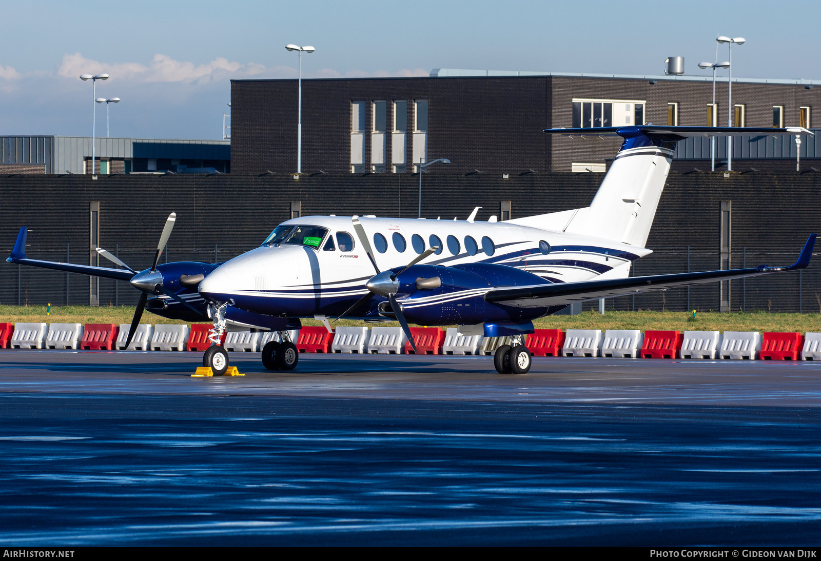 Aircraft Photo of M-LLMW | Beechcraft 350i King Air (B300) | AirHistory.net #793409