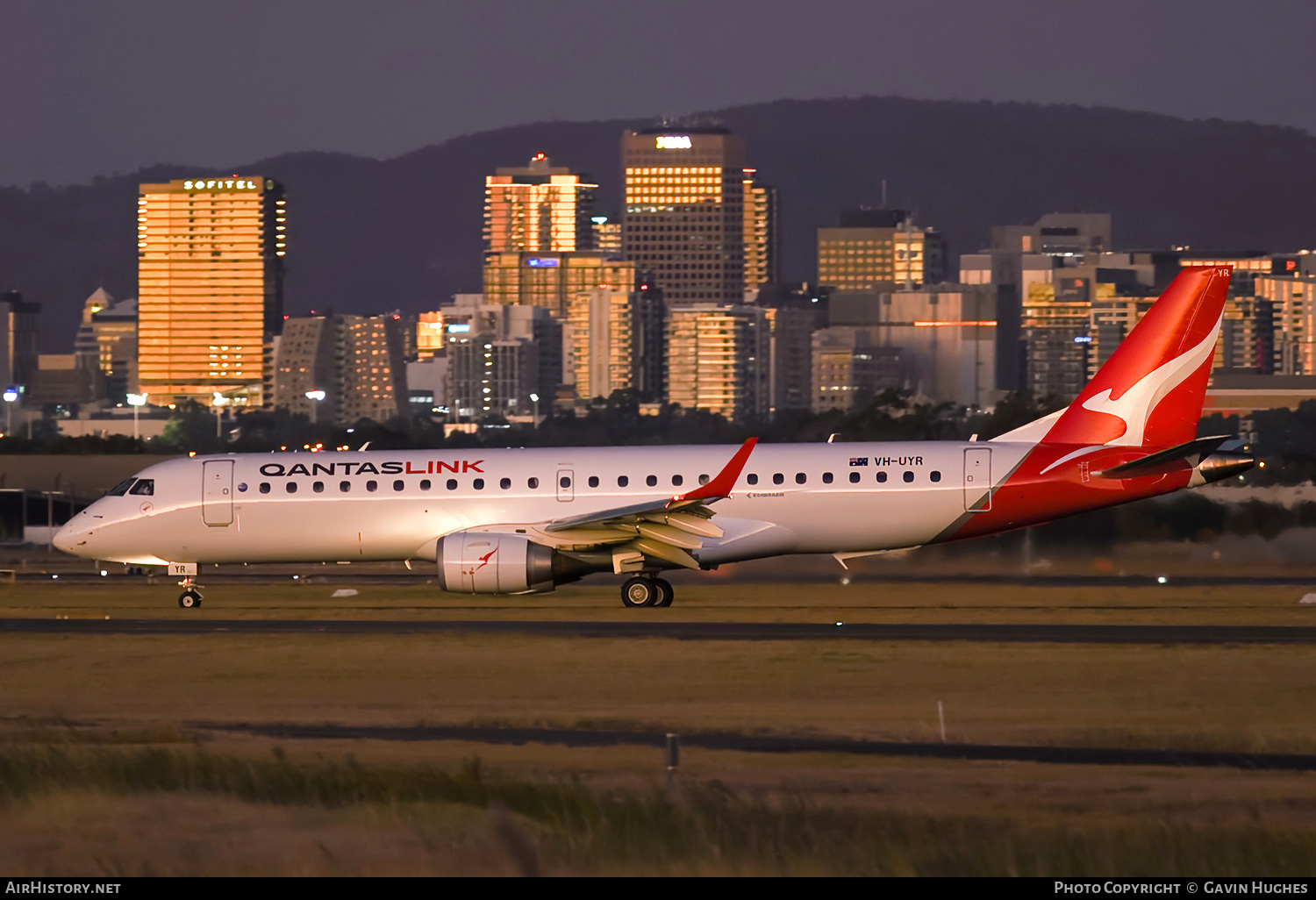 Aircraft Photo of VH-UYR | Embraer 190AR (ERJ-190-100IGW) | QantasLink | AirHistory.net #795244