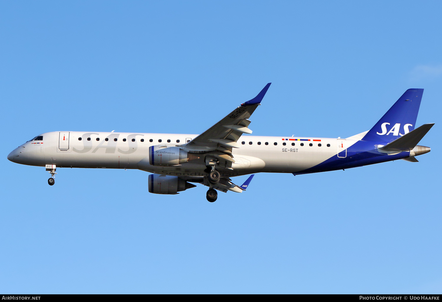 Aircraft Photo of SE-RST | Embraer 195LR (ERJ-190-200LR) | Scandinavian Airlines - SAS | AirHistory.net #795448