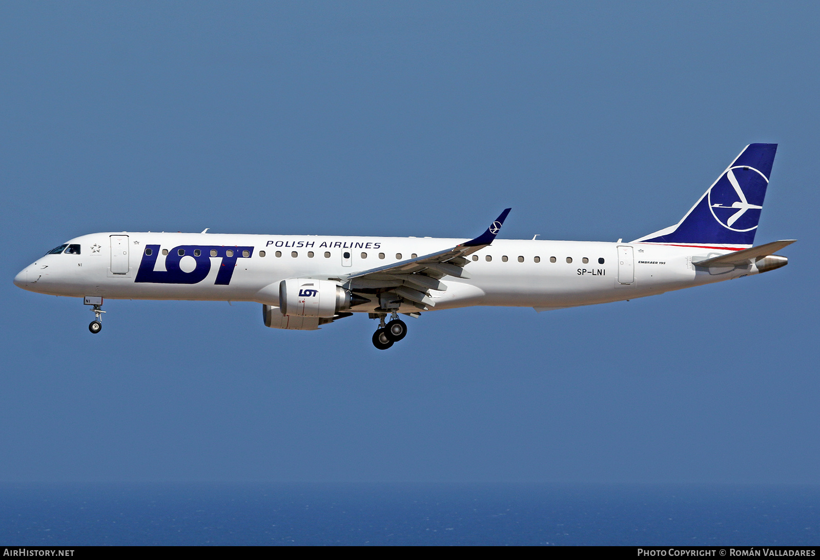 Aircraft Photo of SP-LNI | Embraer 195LR (ERJ-190-200LR) | LOT Polish Airlines - Polskie Linie Lotnicze | AirHistory.net #796025
