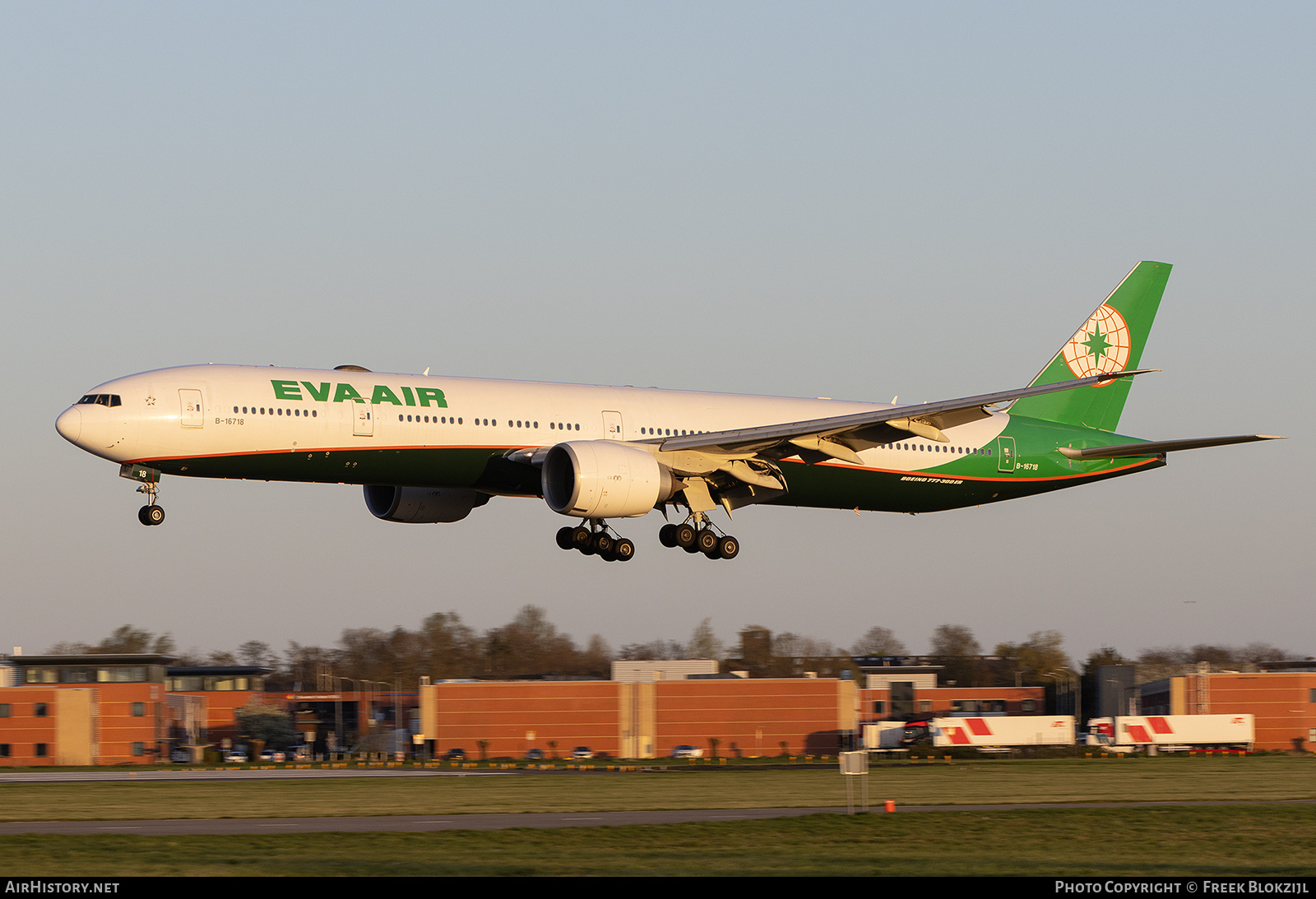 Aircraft Photo of B-16718 | Boeing 777-35E/ER | EVA Air | AirHistory.net #796780