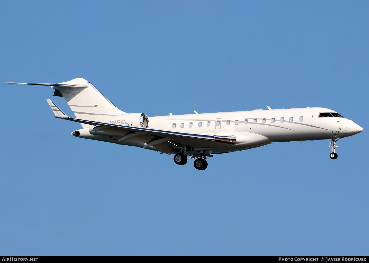 Aircraft Photo of N954L | Bombardier Global 5000 (BD-700-1A11) | AirHistory.net #797859