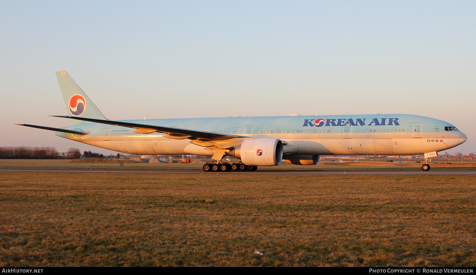 Aircraft Photo of HL8009 | Boeing 777-3B5/ER | Korean Air | AirHistory.net #798078