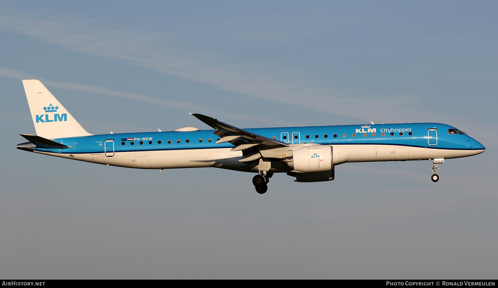 Aircraft Photo of PH-NXW | Embraer 195-E2 (ERJ-190-400) | KLM Cityhopper | AirHistory.net #798831