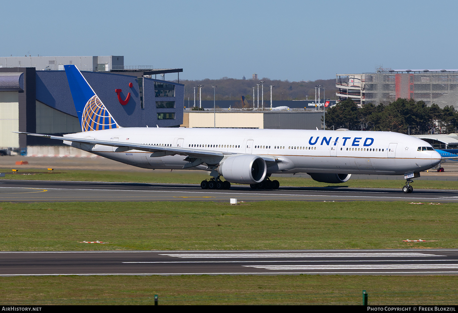 Aircraft Photo of N2333U | Boeing 777-322/ER | United Airlines | AirHistory.net #799093