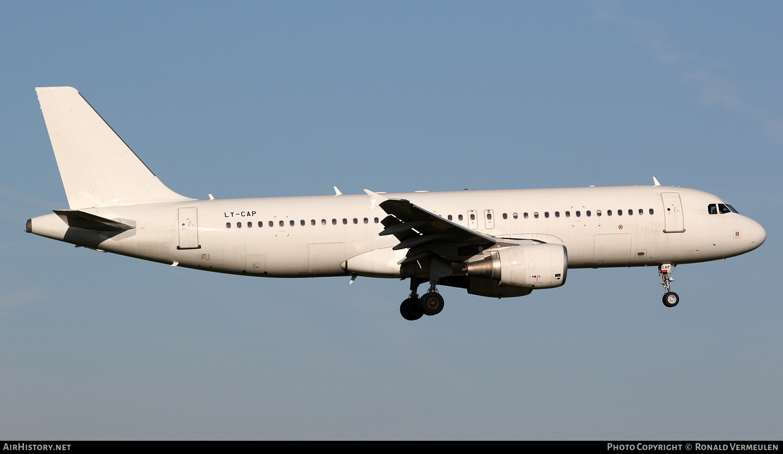 Aircraft Photo of LY-CAP | Airbus A320-214 | AirHistory.net #799542