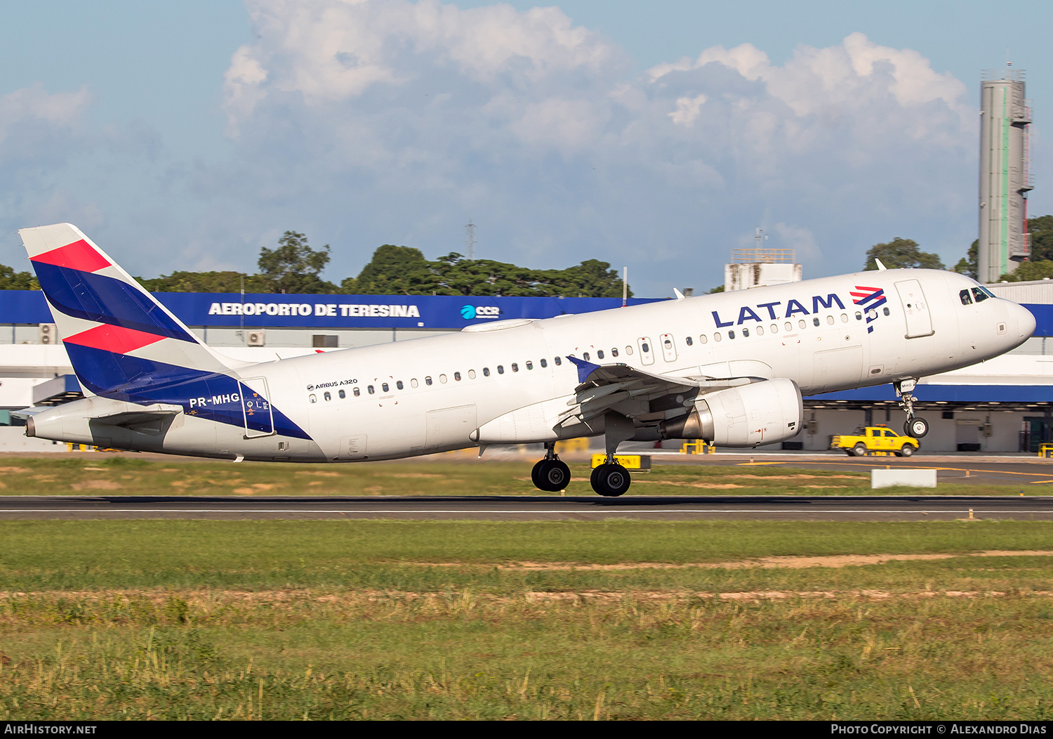 Aircraft Photo of PR-MHG | Airbus A320-214 | LATAM Airlines | AirHistory.net #800119