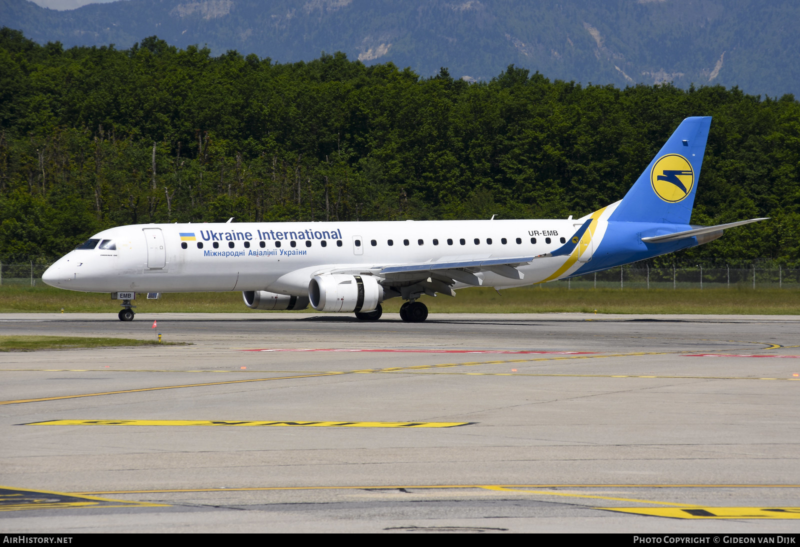Aircraft Photo of UR-EMB | Embraer 190STD (ERJ-190-100STD) | Ukraine International Airlines | AirHistory.net #800780