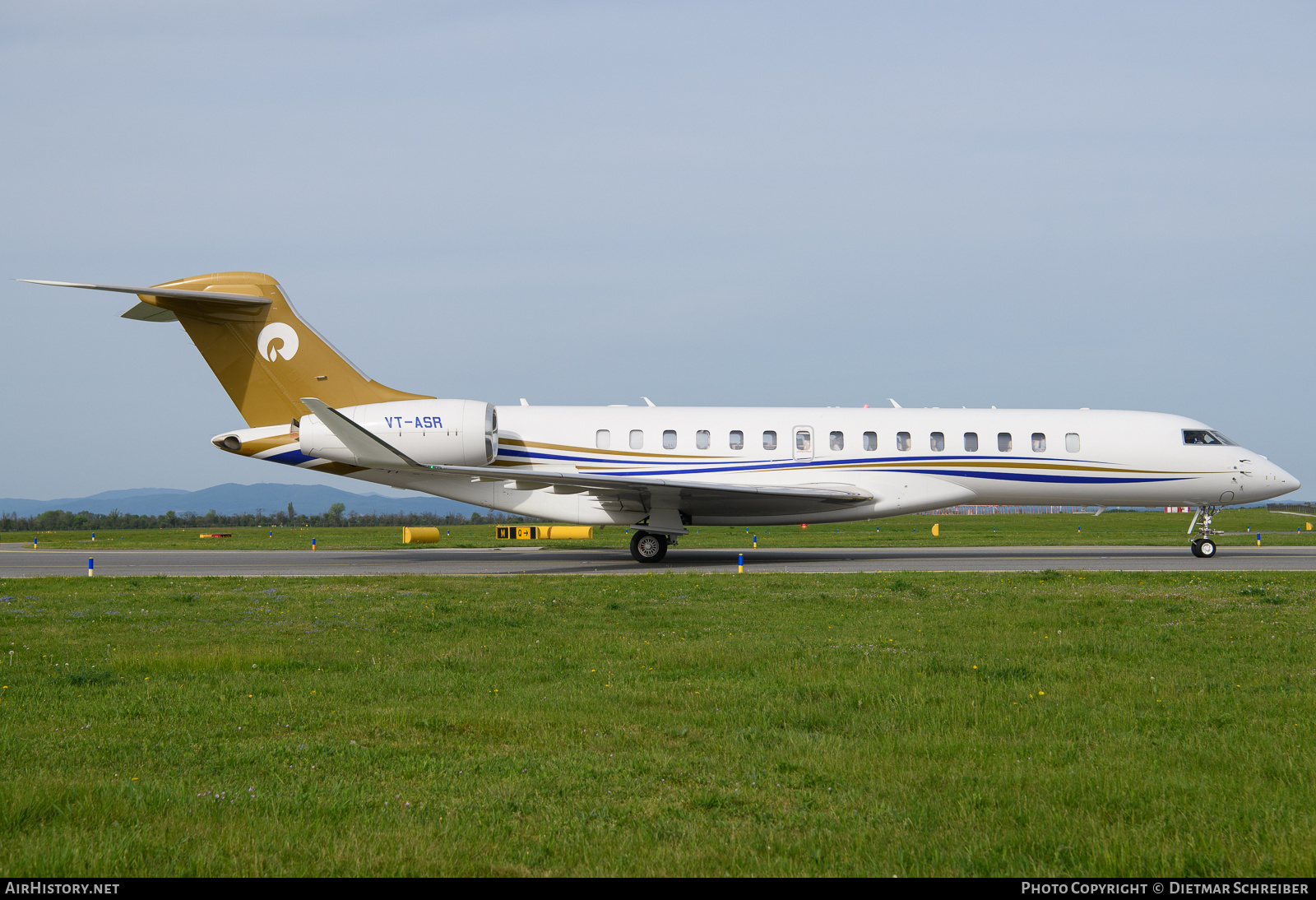 Aircraft Photo of VT-ASR | Bombardier Global 7500 (BD-700-2A12) | Reliance Industries | AirHistory.net #802352