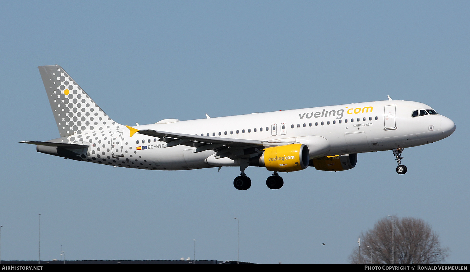 Aircraft Photo of EC-MVO | Airbus A320-214 | Vueling Airlines | AirHistory.net #802725