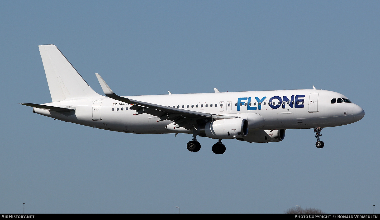 Aircraft Photo of ER-00008 | Airbus A320-233 | FlyOne | AirHistory.net #803760