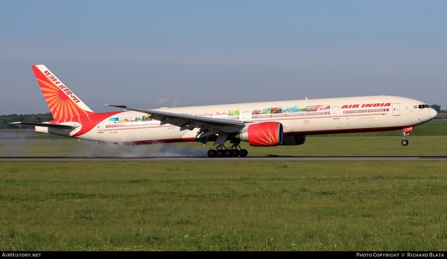 Aircraft Photo of VT-ALN | Boeing 777-337/ER | Air India | AirHistory.net #803963