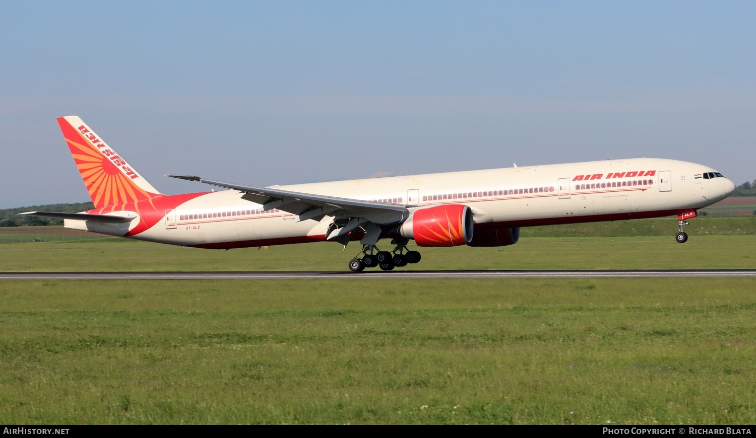 Aircraft Photo of VT-ALX | Boeing 777-337/ER | Air India | AirHistory.net #803983