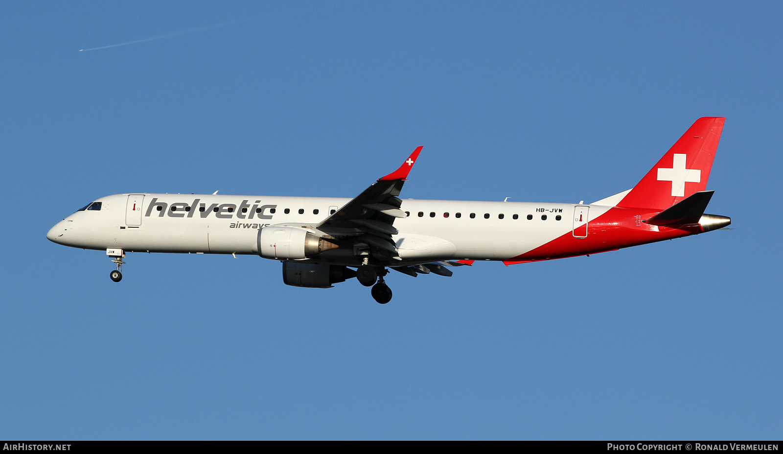 Aircraft Photo of HB-JVW | Embraer 195LR (ERJ-190-200LR) | Helvetic Airways | AirHistory.net #805463