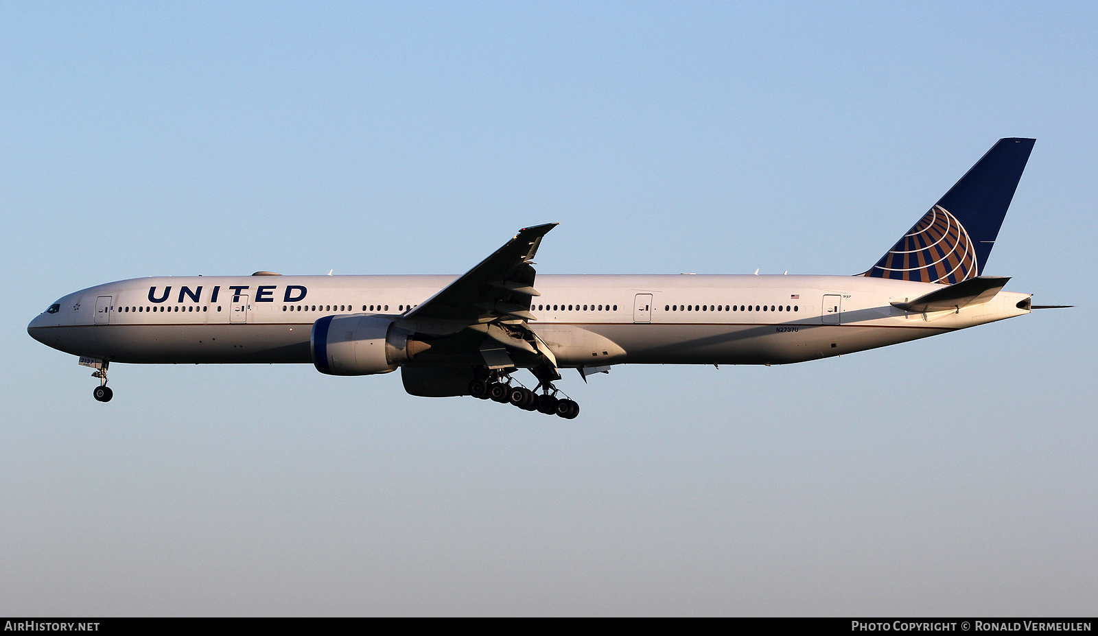 Aircraft Photo of N2737U | Boeing 777-300/ER | United Airlines | AirHistory.net #805846
