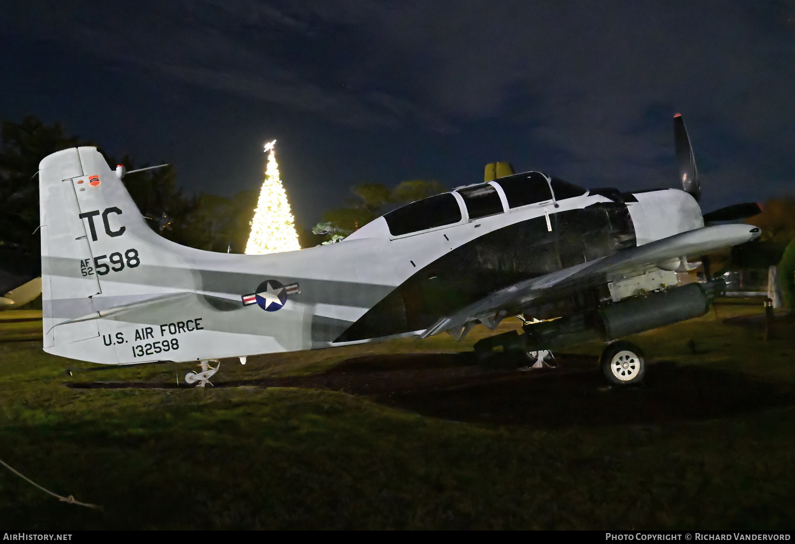 Aircraft Photo of 132598 / AF52-598 | Douglas A-1G Skyraider | USA - Air Force | AirHistory.net #807235